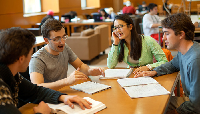 Bạn có thể bắt đầu bằng cách tìm một người bạn học cùng qua các group Facebook hoặc Zalo dành cho người học tiếng Đức.