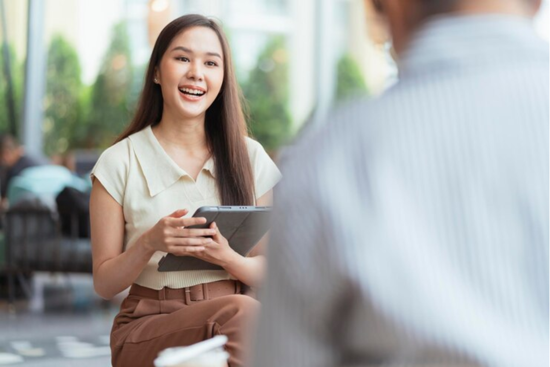 Việc thực hành câu giao tiếp hàng ngày giúp não bộ ghi nhớ tự nhiên và phản xạ nhanh hơn