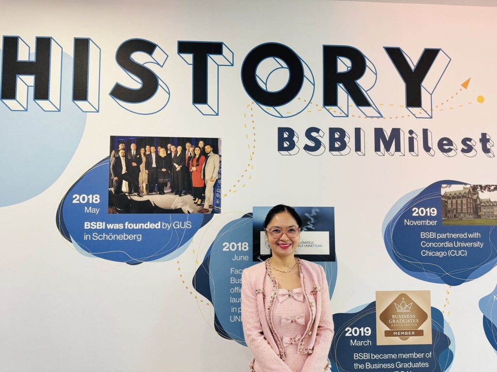 Cô Vũ Bích Thủy (Giám đốc EI Academy, Phó Tổng Giám đốc EI Group, Thành viên HĐQT) trong chuyến thăm trường BSBI
