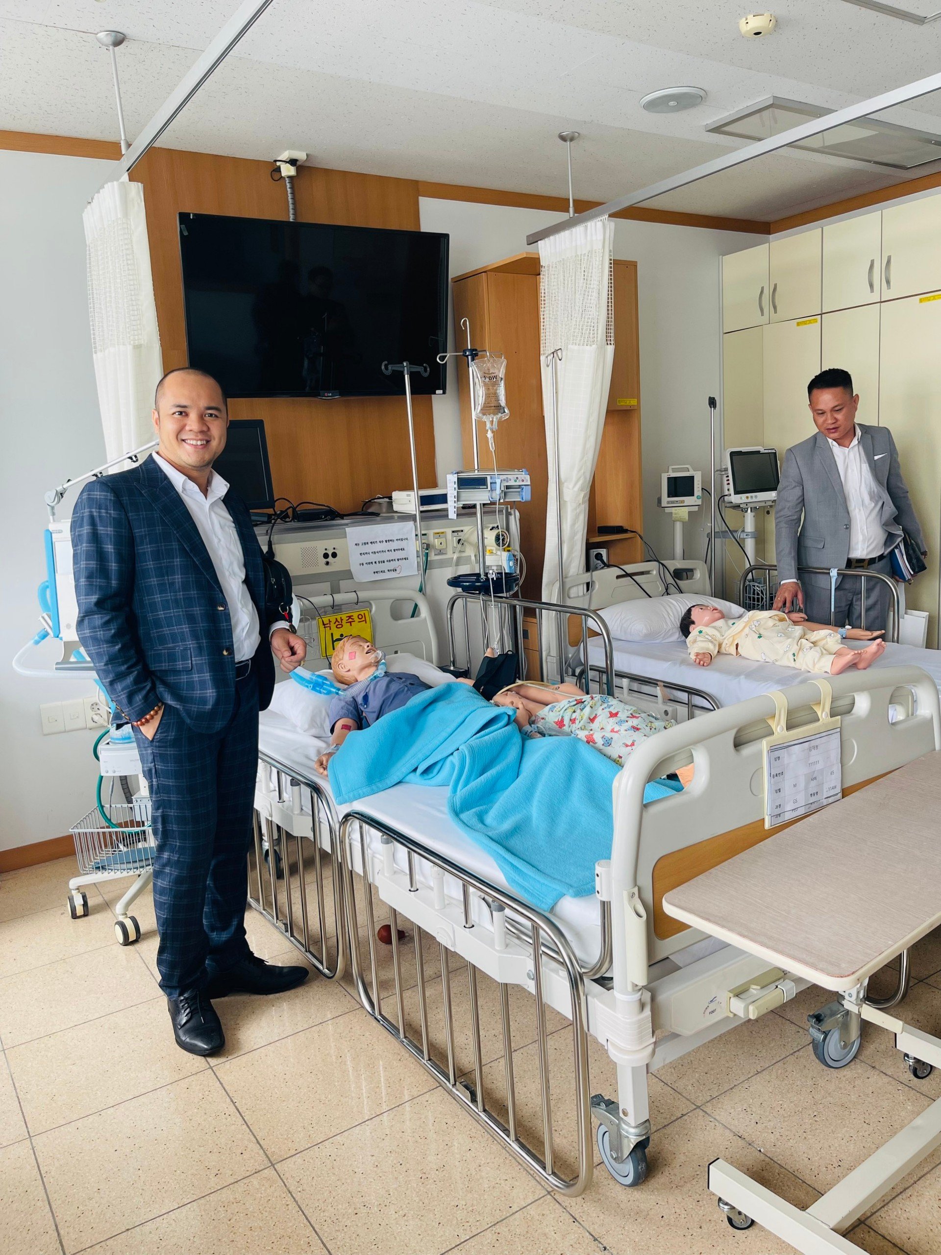 Phó chủ tịch Nguyễn Mạnh Hùng và đại diện dự án Hàn Quốc của EI Group thăm quan cơ sở vật chất và chương trình đào tạo của đối tác Hàn Quốc