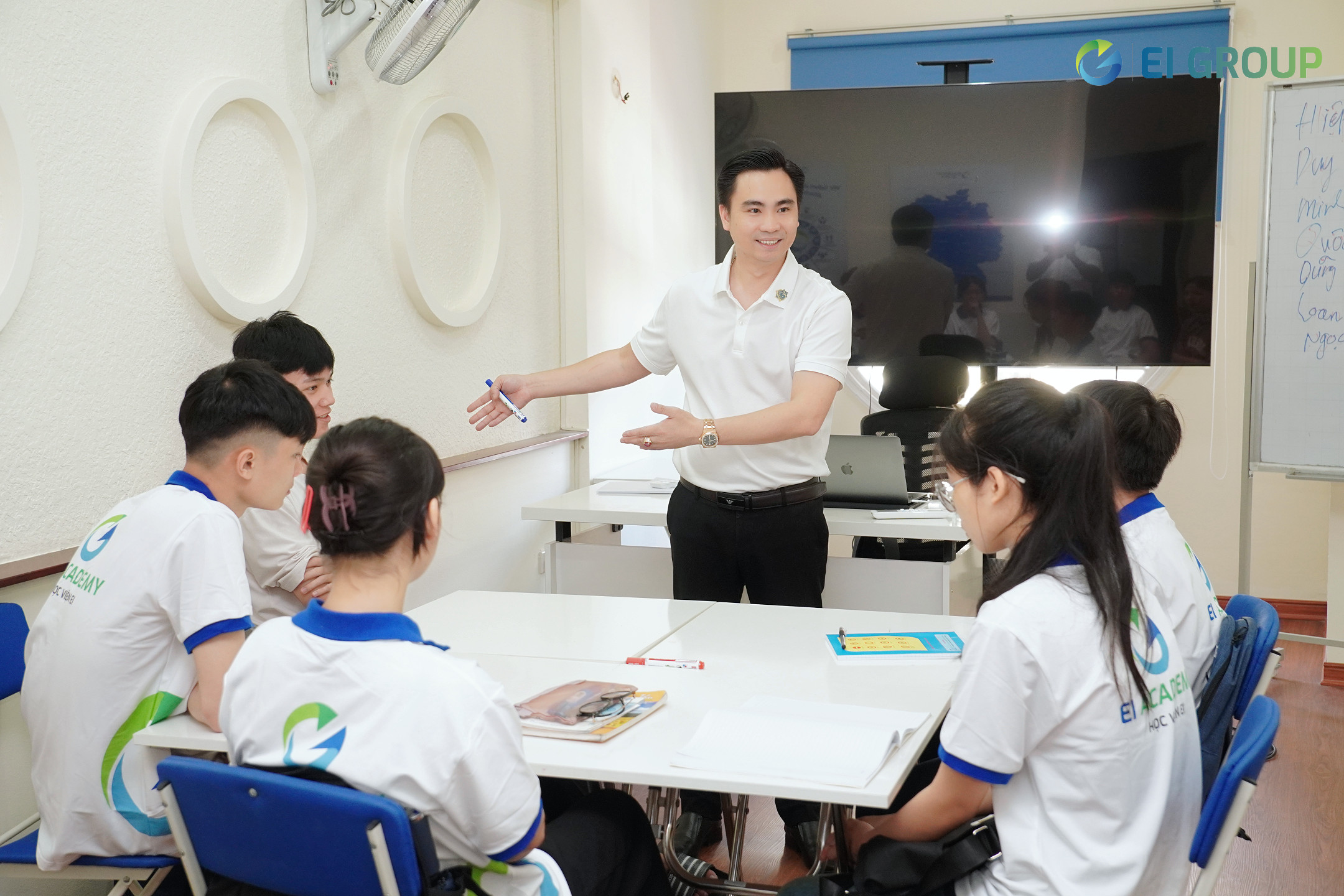 Tân Học Viên Khóa Đức Ngữ 24E21 Tràn Đầy Năng Lượng Tại Buổi Lên Lớp Đầu Tiên