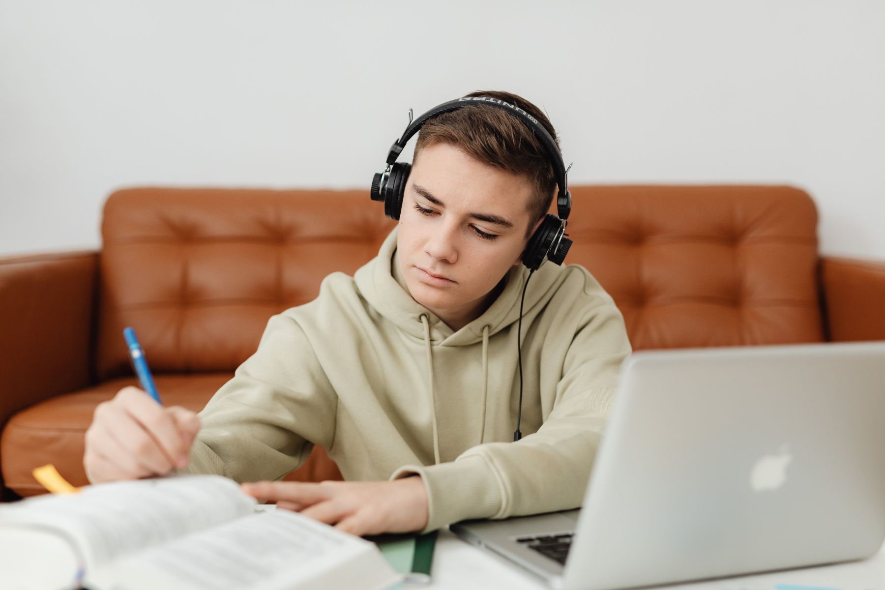 TẠI SAO LUYỆN ĐỀ NHIỀU NHƯNG ĐIỂM IELTS LISTENING KHÔNG CẢI THIỆN ?
