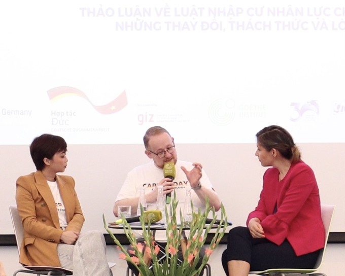 Tiến sĩ Steffen Kaupp (giữa)