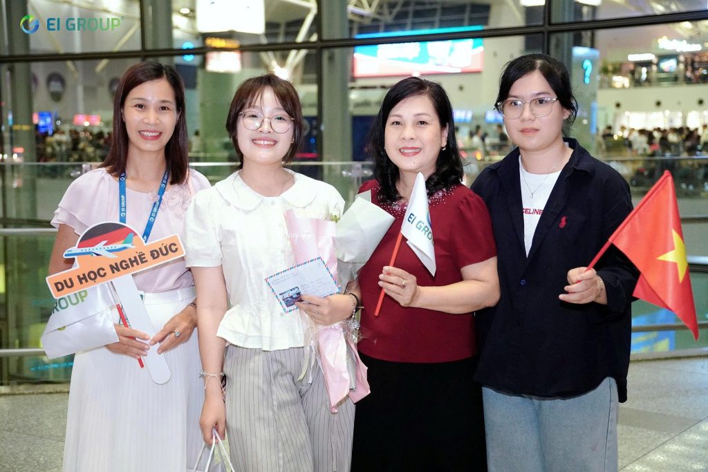 Học viên EI và gia đình trước giờ bay đến CHLB Đức